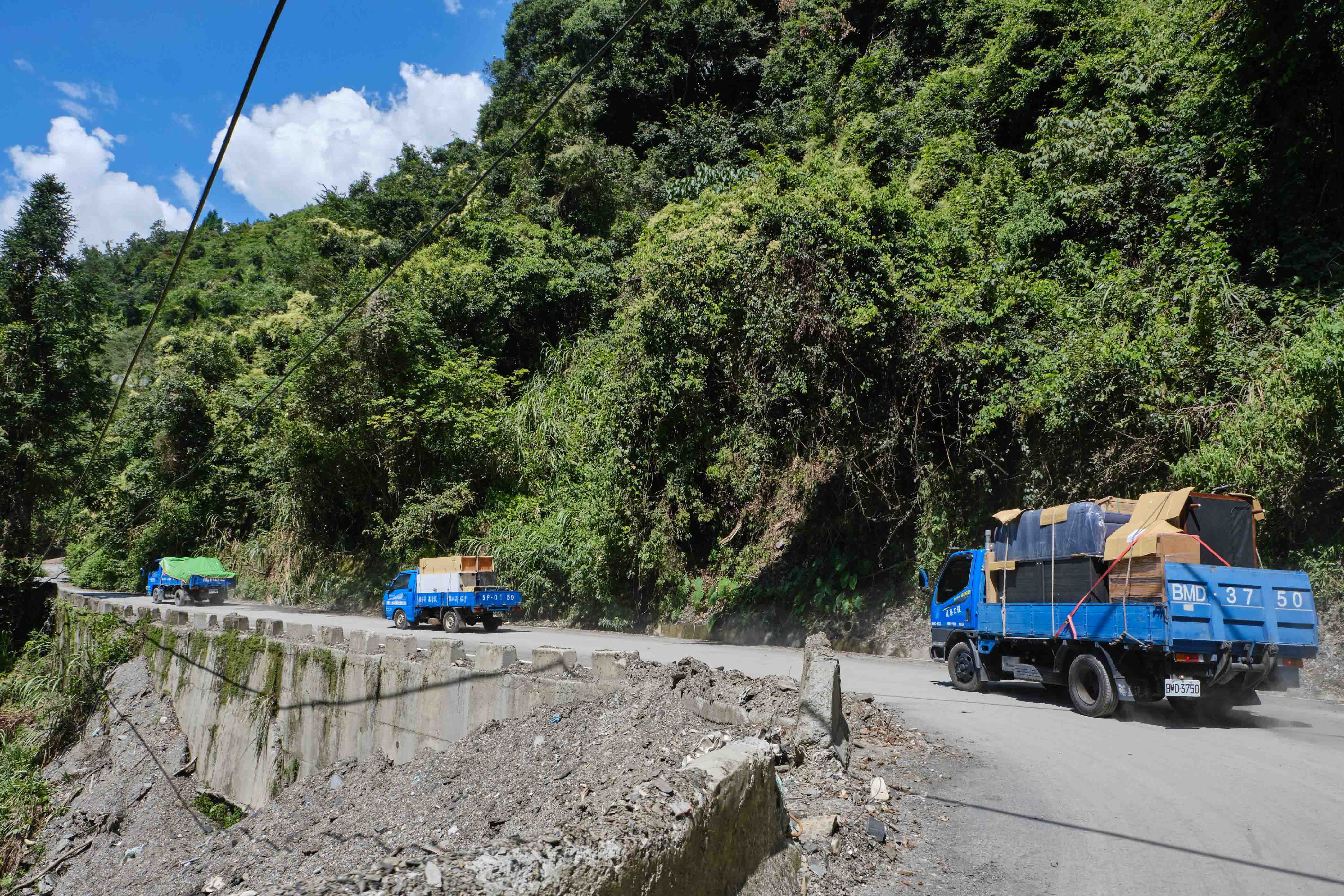 通往都達村的道路仍在修復中，僅能用小型貨車將家具接駁上山。